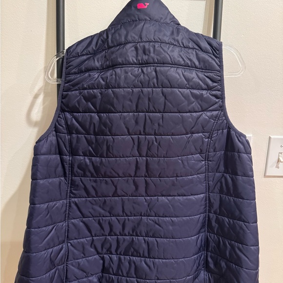 Vineyard Vines Women’s Mountain Weekend Puffer Vest - Picture 3 of 7